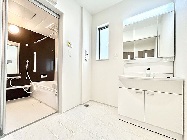 【脱衣場】清潔感のある快適空間です。毎日の身支度も気持ち良くお使い頂けます。 