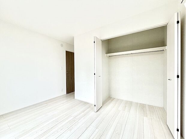 【寝室】収納が充実しているので居住スペースを広々使えます  