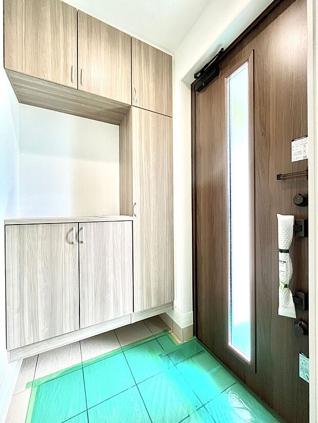 【玄関】明るい玄関はお客様をお出迎えするのにぴったりです！