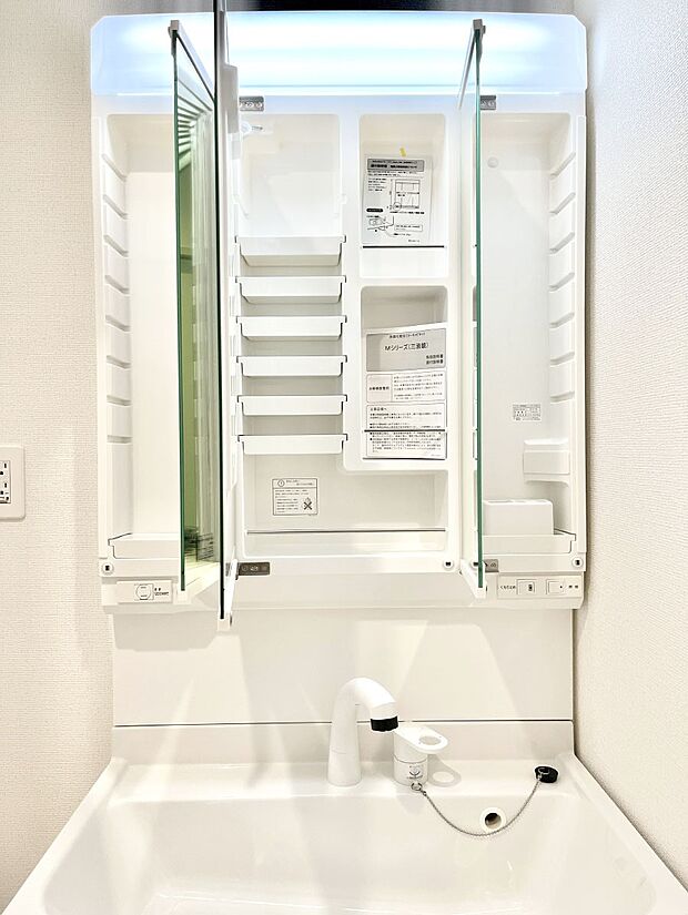 【三面鏡裏収納】三面鏡の裏に、化粧品や衛生用品などを収納可能。洗面台をすっきりと保ちます！