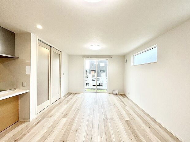 【リビングダイニング】明るい陽光が注ぎ、寛ぎの雰囲気に満たされるリビングダイニング