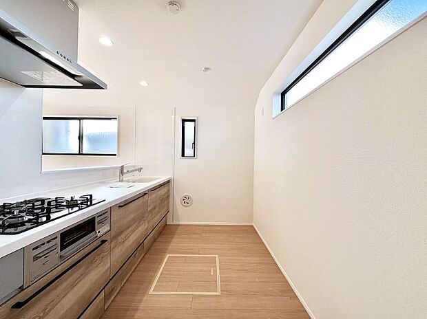 【ダイニングキッチン】爽やかな風が通り抜けるキッチン。窓があるので明るく換気にも役立ちます。