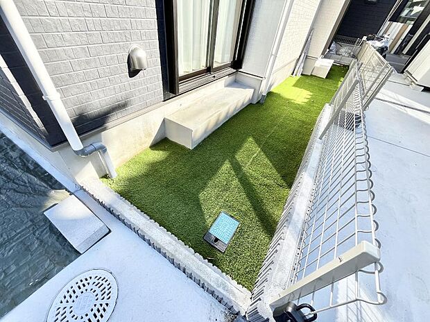 【庭】ガーデニングや家庭菜園も楽しめるお庭付き。