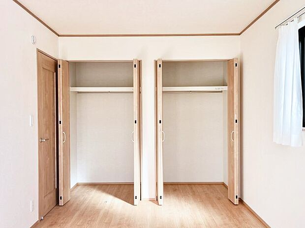 【収納】洋室のクローゼット。奥行きがあるので厚手の衣類もすっきり収まります。