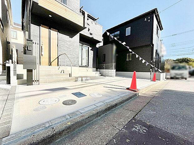 【駐車場】2台(車種による)駐車可!ご家族みんなの自転車も置ける広々カースペース。