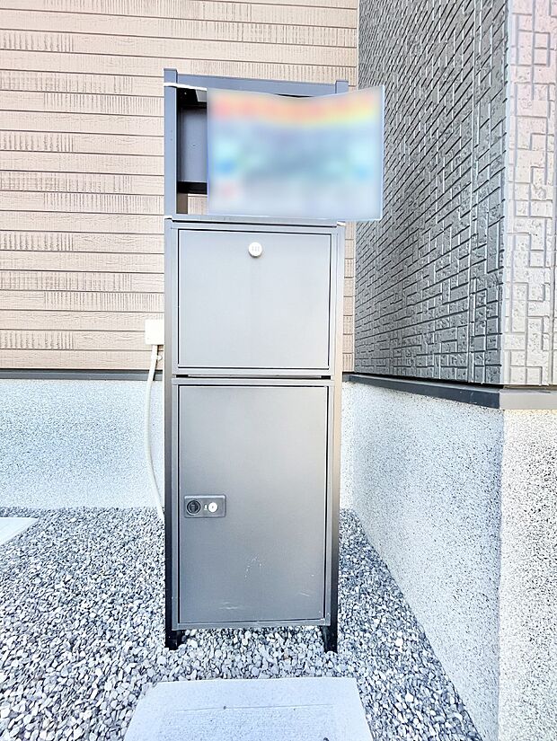 【その他現地】シンプルデザインのポスト。