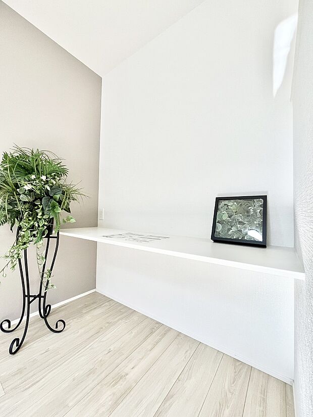 【その他内観】お子さまの学習スペースやパパママのテレワークスペースに便利なカウンター!