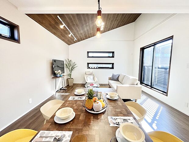 【リビング】大きな窓からたっぷりの陽光と風を感じられるリビング