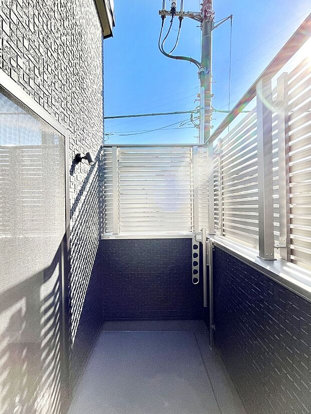 【バルコニー】ゆったりバルコニーだから沢山お洗濯ものを干せます。