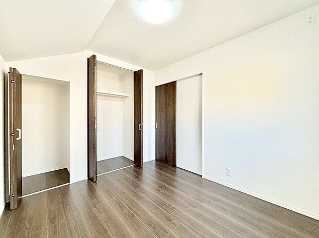 【寝室】収納も充実しています!どんなお部屋にするか考えるのが楽しみですね。