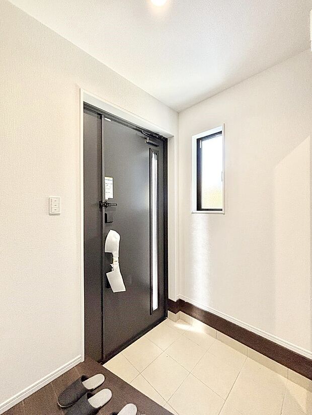 【玄関】ガラススリットの入った玄関ドアが室内に光を届けてくれます