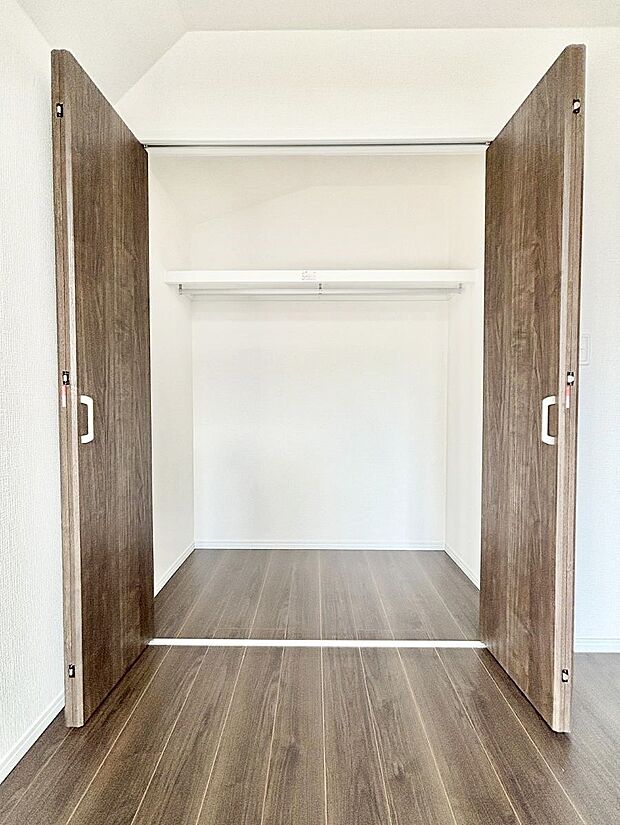 【収納】洋室のクローゼット。奥行きがあるので厚手の衣類もすっきり収まります。