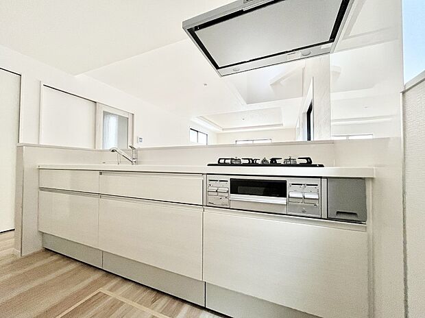 【ダイニングキッチン】料理をしながらでもご家族との会話を楽しめる対面キッチン  