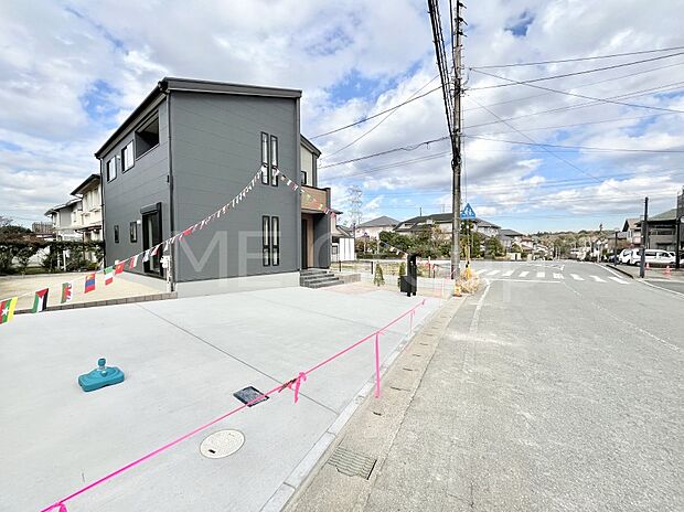 【駐車場】駐車3台可能！急なお客様の駐車に。また、ご家族の自転車スペースとしても大活躍。