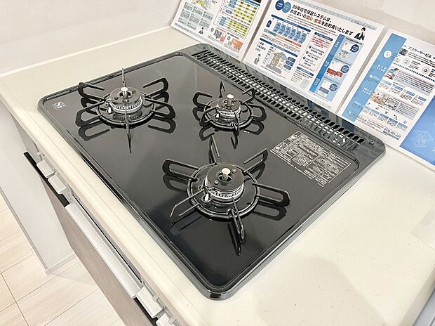 【Ｓｉセンサーコンロ】ガスコンロはＳｉセンサー搭載。火力調節や焦げ付き・消し忘れも防いでくれます。