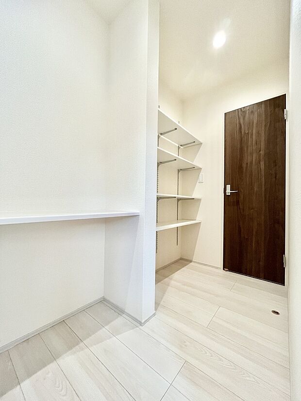 【収納】大容量の収納力が嬉しい！大型パントリーでキッチン周りもスッキリ！