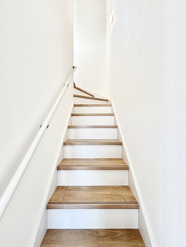 【その他内観】階段は手すり付きなので小さなお子さまやご高齢の方も安心です