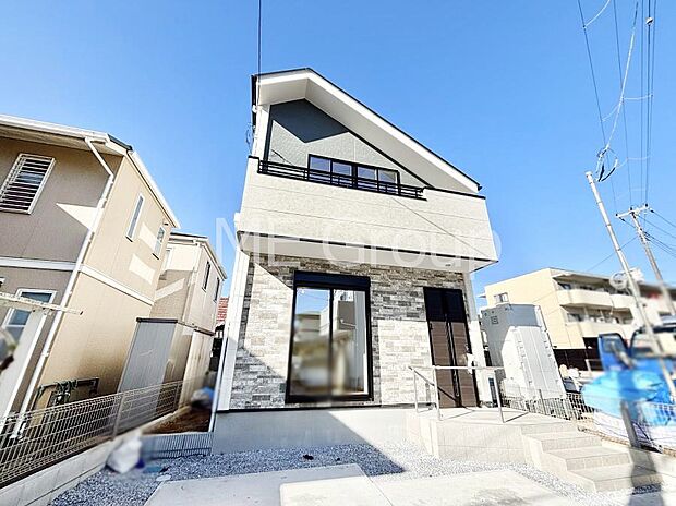 【現地外観写真】シンプルで落ち着きのある建物は住むかたの個性でオリジナルなものになっていきます。