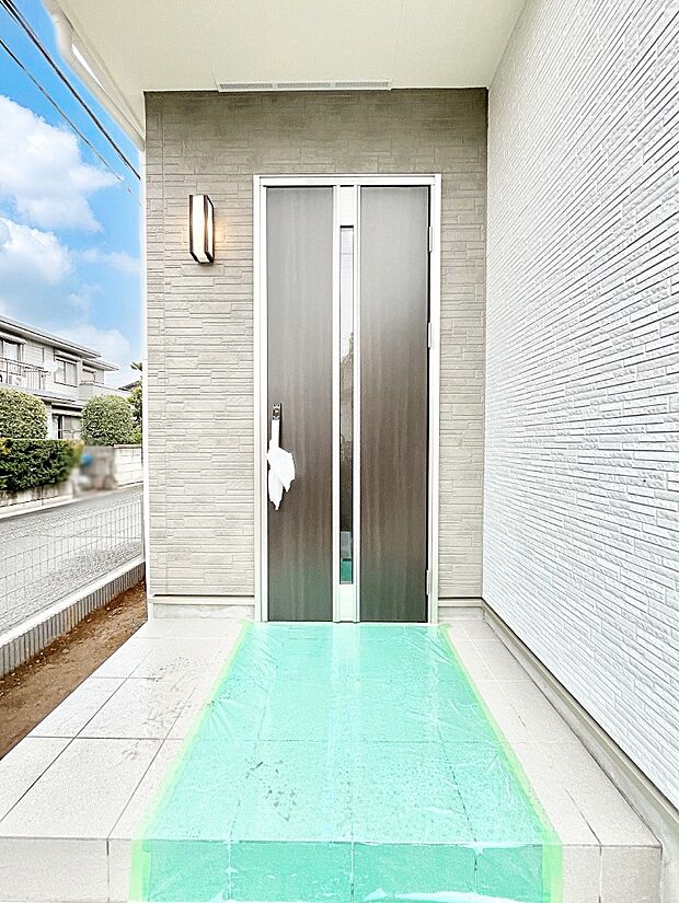 【玄関】玄関前は雨が降っても濡れにくい屋根付き