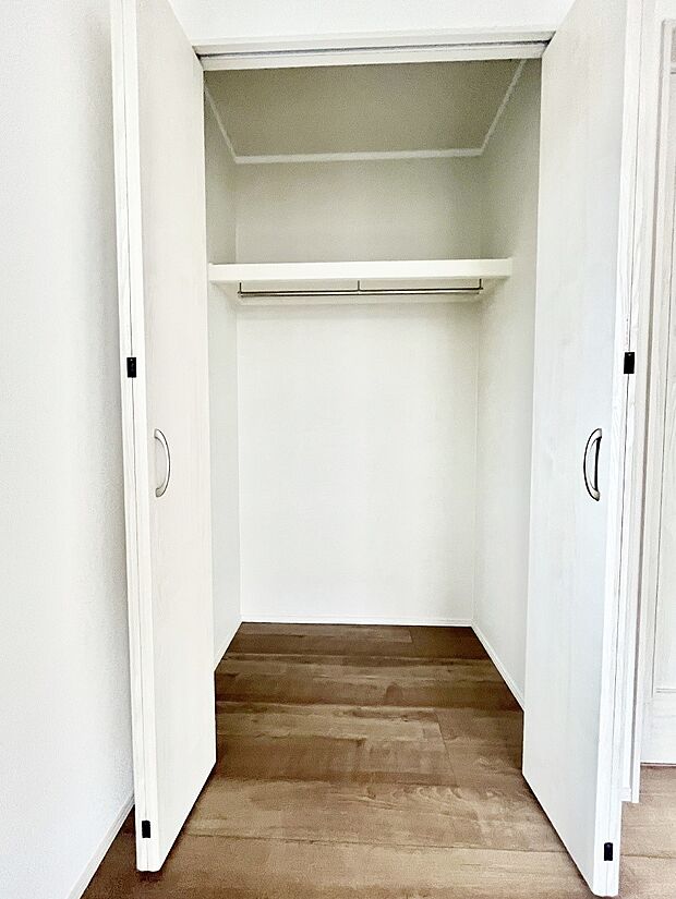 【クローゼット】豊富な収納で生活スペースがすっきりします。