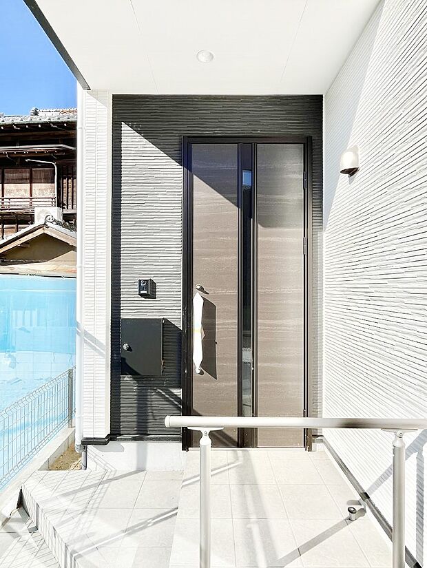 【玄関】大切な家族、来客を出迎える玄関。