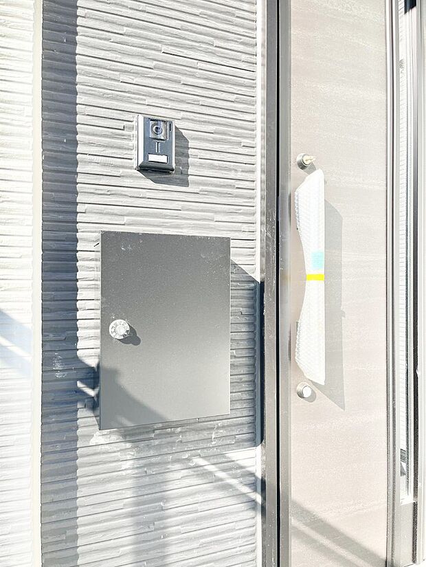 【その他現地】シンプルデザインのポスト。