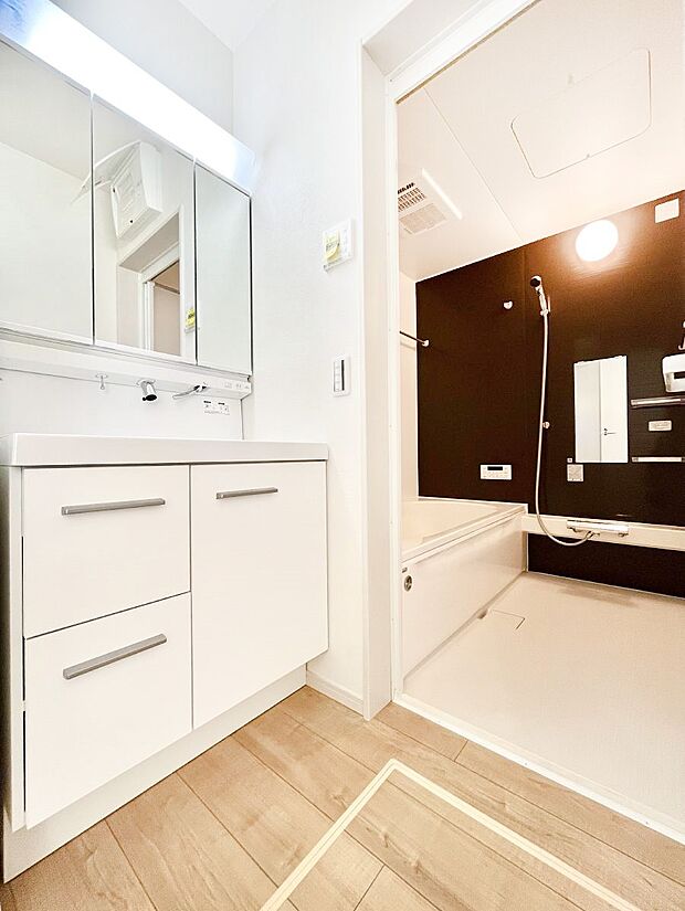 【脱衣場】身支度もスムーズにおこなえる脱衣場。  