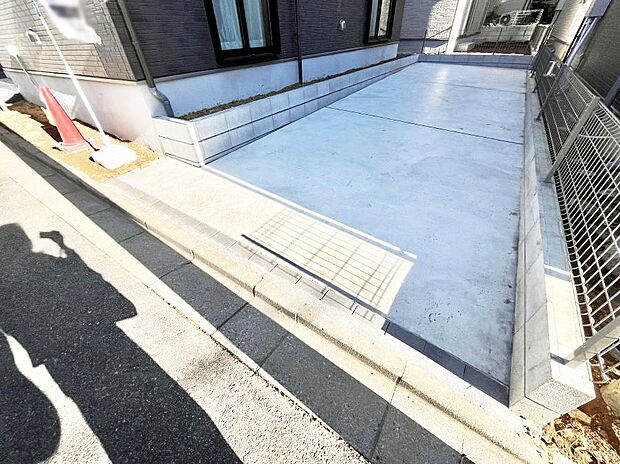 【駐車場】2台(車種による)駐車可!ご家族みんなの自転車も置ける広々カースペース。