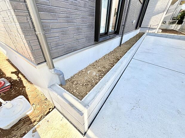 【庭】季節のお花を楽しめるガーデニングスペース。