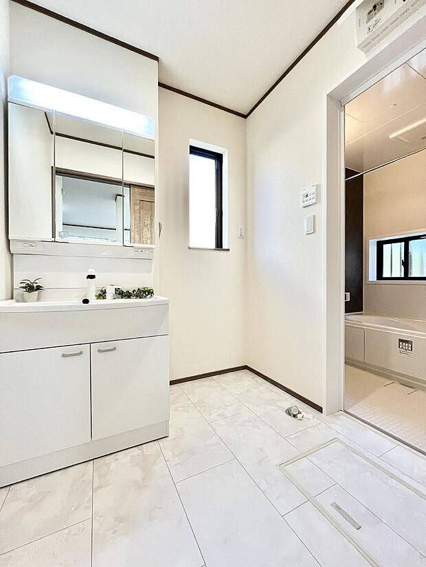 【脱衣場】小窓がついているので湿気の多い場所でも換気が十分行えます。毎日の身支度を気持ち良く!