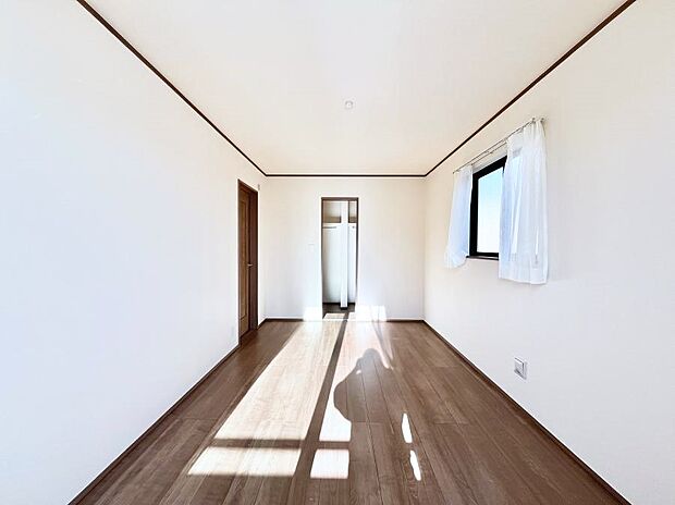 【寝室】ウォークインクローゼットがあるお部屋。季節ごとの入れ替えも不要で便利です!