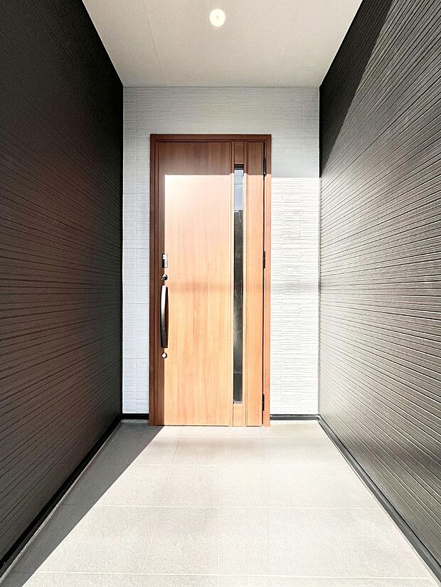 【玄関】玄関前は雨が降っても濡れにくい屋根付き