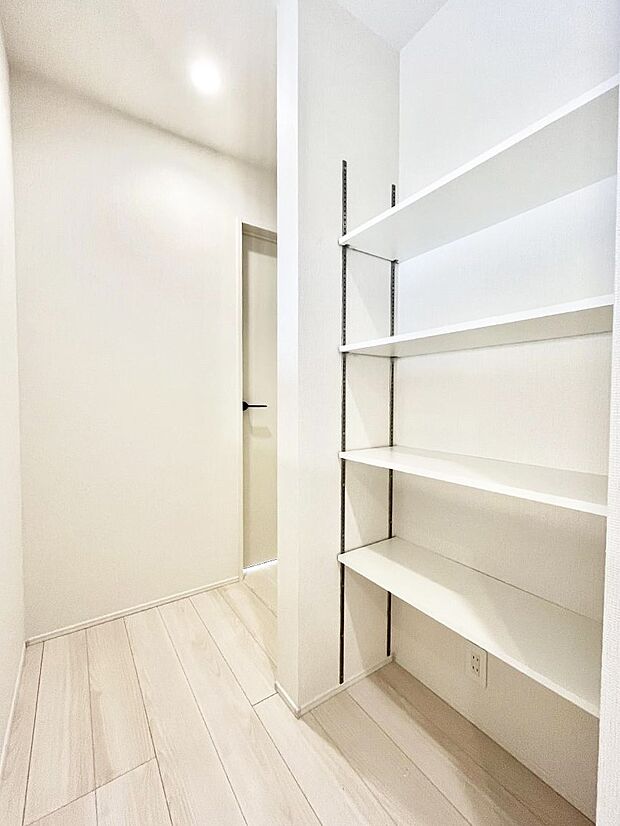 【収納】2階ホールの可動棚付き収納