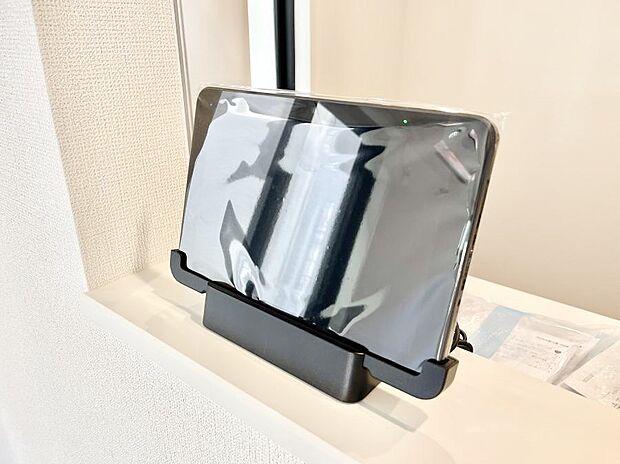 【TVモニター付きインターフォン】訪問者が一目でわかる安心のＴＶモニター付きインターホン。 