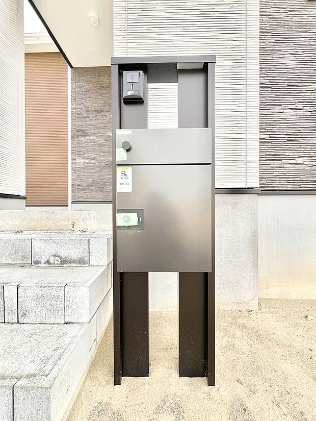 【その他現地】シンプルデザインのポスト。