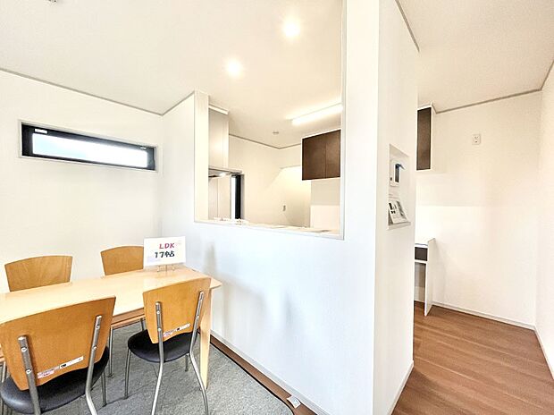 【ダイニングキッチン】料理をしながらでもご家族との会話を楽しめる対面キッチン