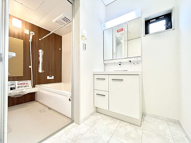 【脱衣場】清潔感のある快適空間です。毎日の身支度も気持ち良くお使い頂けます。 