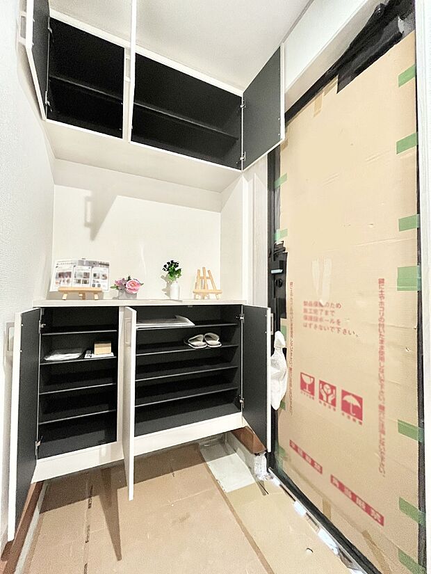 【シューズボックス】たっぷり収納できるシューズボックスで家族全員の靴も、玄関すっきり。