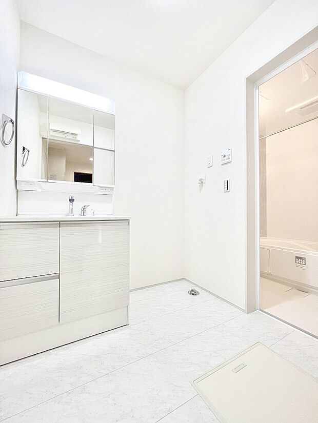 【脱衣場】清潔感ある洗面化粧室で朝の身支度も快適