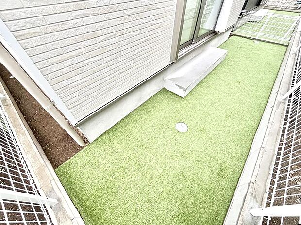 【庭】プランターを並べて季節のお花を楽しめるお庭付き。