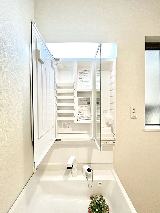 【三面鏡裏収納】三面鏡の裏に、化粧品や衛生用品などを収納可能。洗面台をすっきりと保ちます！