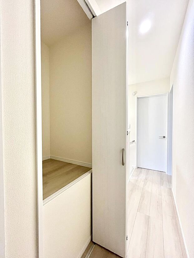 【廊下収納】廊下収納。掃除道具や季節の小物を収納することができます。
