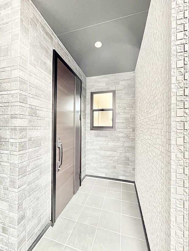 【玄関】玄関前は雨が降っても濡れにくい屋根付き