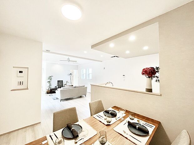 【リビングダイニング】自然光が取り込まれ、家族団らんの場所を明るく演出