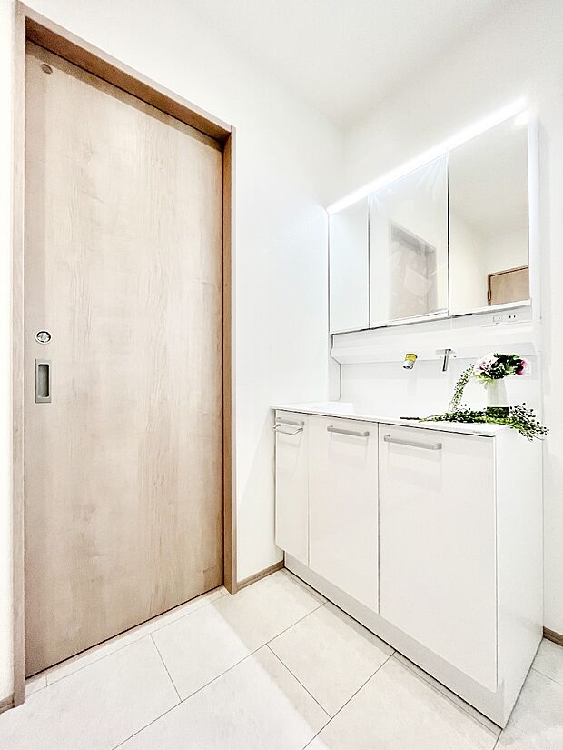 【ランドリースペース】清潔感溢れるホワイトカラーを基調としたランドリースペース