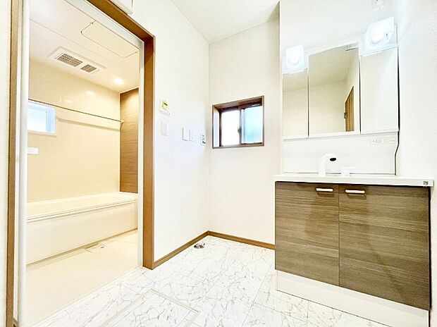 【脱衣場】清潔感ある洗面化粧室で朝の身支度も快適