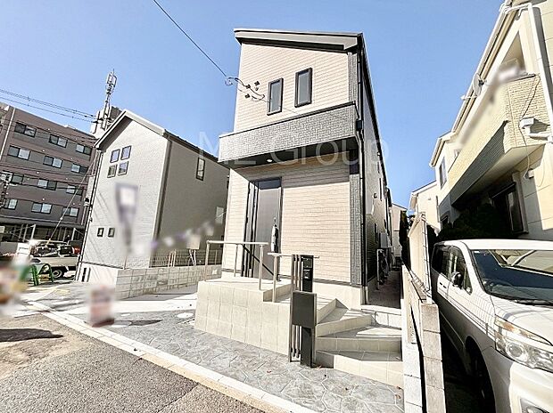 【現地外観写真】上質感あふれる外観デザイン。魅力の住まいを実現。