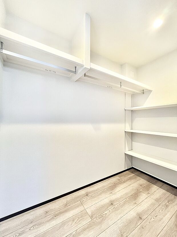【ウォークインクローゼット】衣類をハンガーに掛けたまま収納できるWIC。衣類の整理整頓がしやすくて便利です！