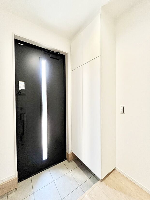 【玄関】ガラススリットの入った玄関ドアが室内に光を届けてくれます