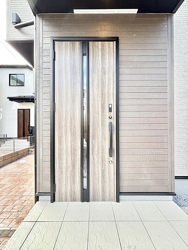 【玄関】大切な家族、来客を出迎える玄関。